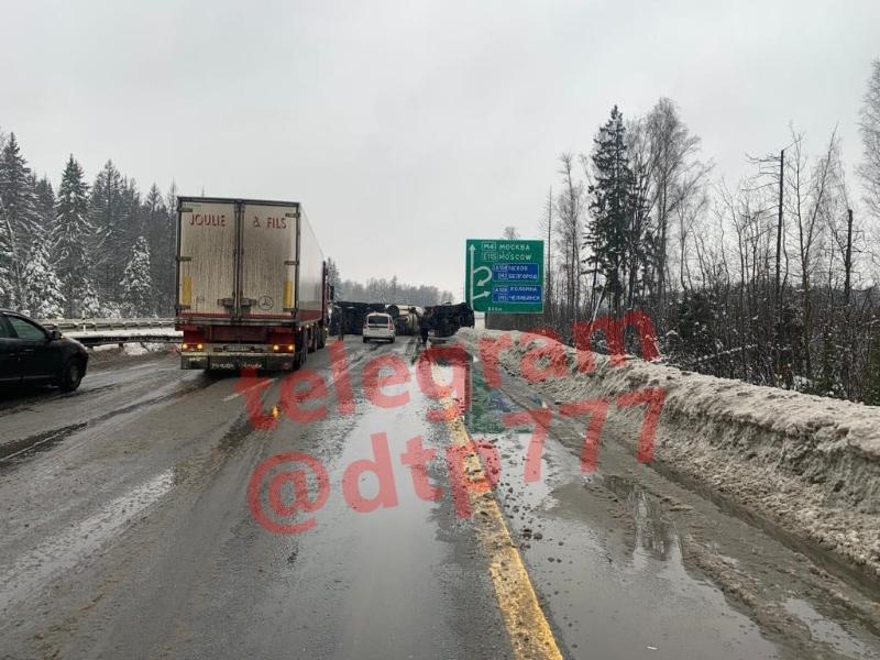 Пробка на трассе м53 сейчас. Перекрыли трассу. Дорога перекрыта. Пробка на трассе м2 в сторону Москвы. Перевернутая фура на м4.