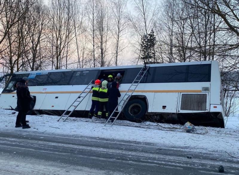 Авария автобуса с детьми. В Москве перевернулся автобус. Перевернулся автобус с детьми.