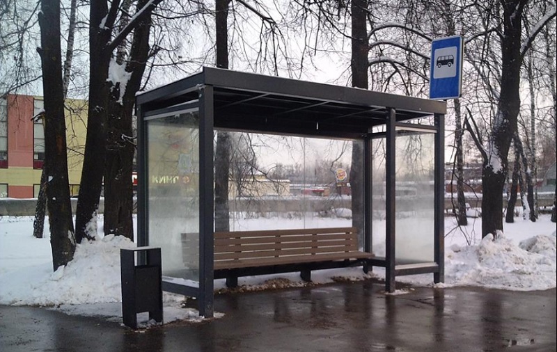 Остановилась фото. Зимняя остановка. Автобусная остановка снег. Остановка в городе. Остановка зимой в городе.